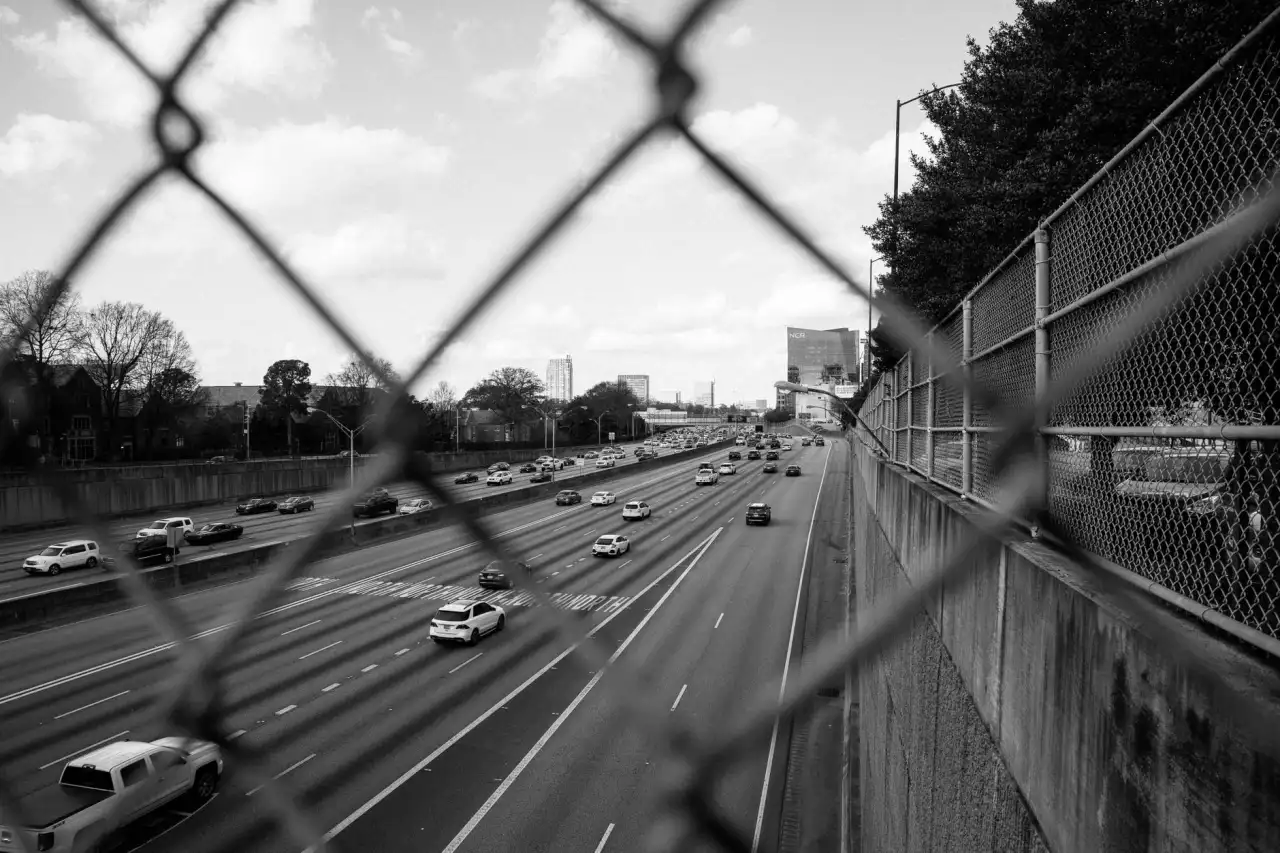 公路铁路隔离栅选型要点：华奔护栏网与建筑网片技术指标详解