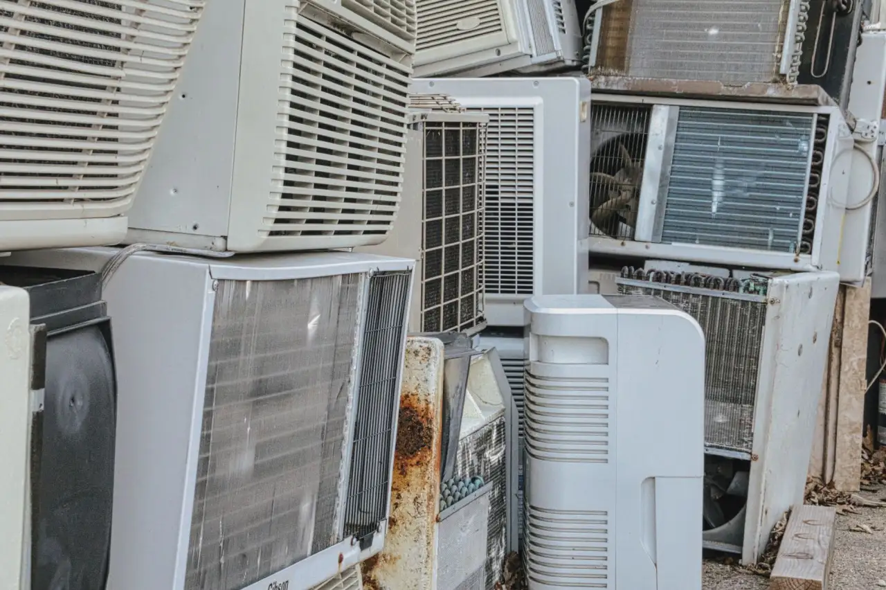 公路工程选用护栏网与隔离栅的材质对比与适用场景分析