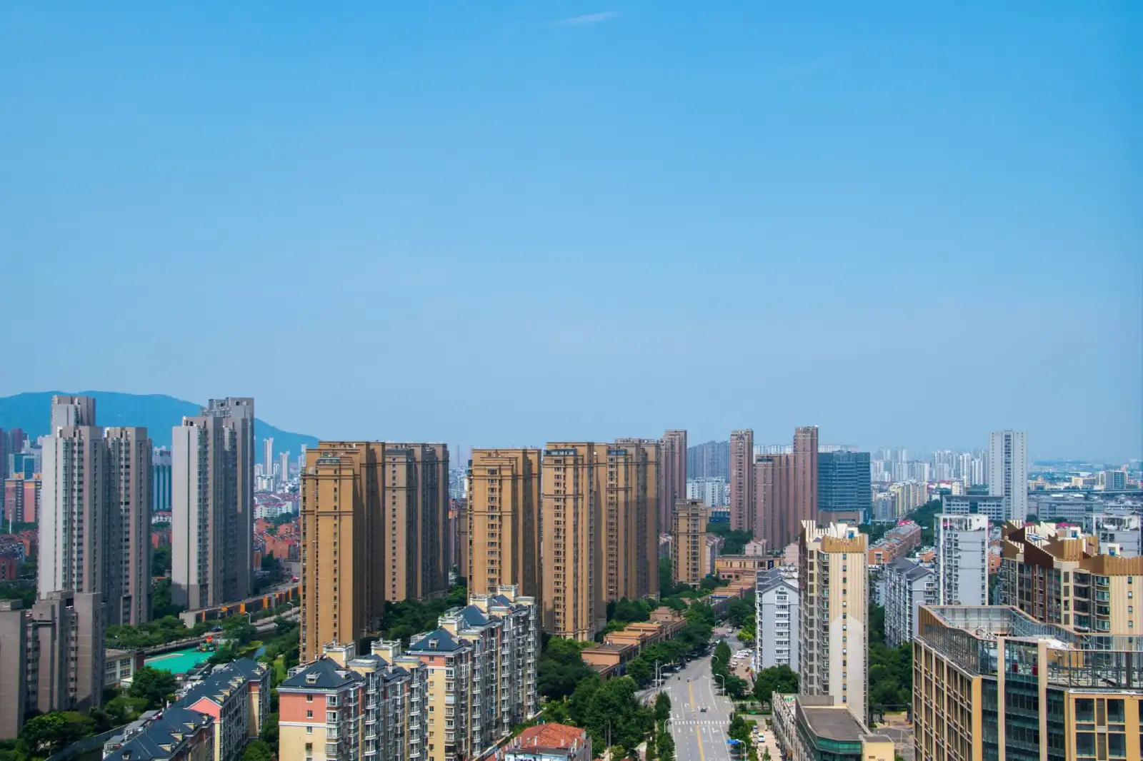 公路与铁路工程隔离栅选型要点及建筑网片搭配方案