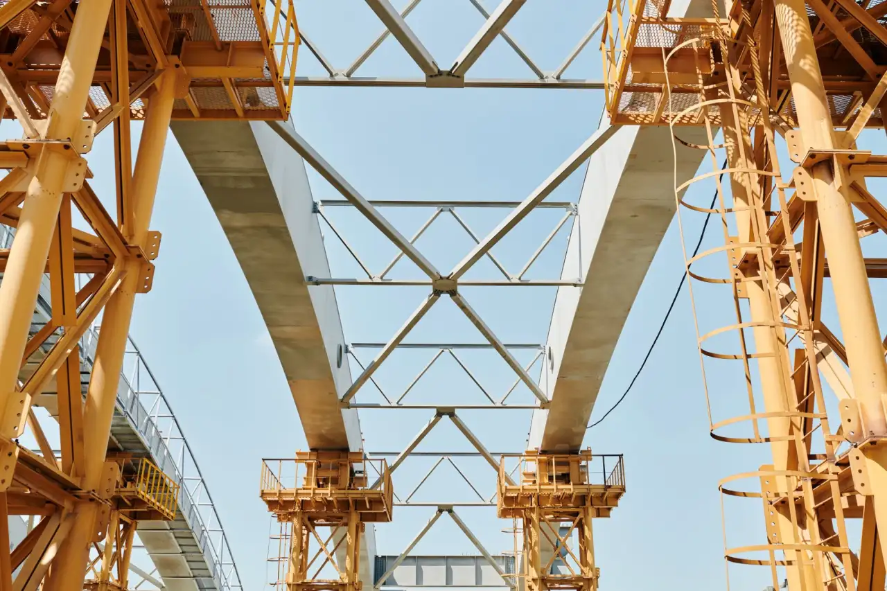 公路铁路工程护栏网与隔离栅选型对比及技术要点解析
