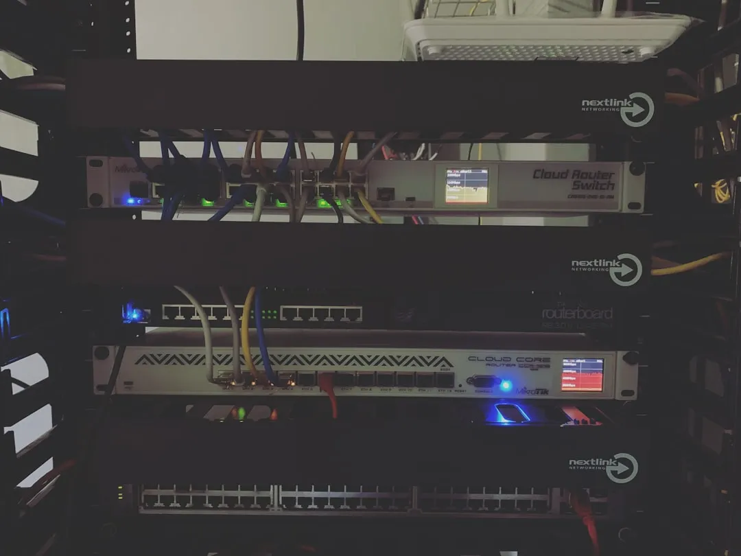 建筑网片与电焊网在道路安全防护中的应用技术对比
