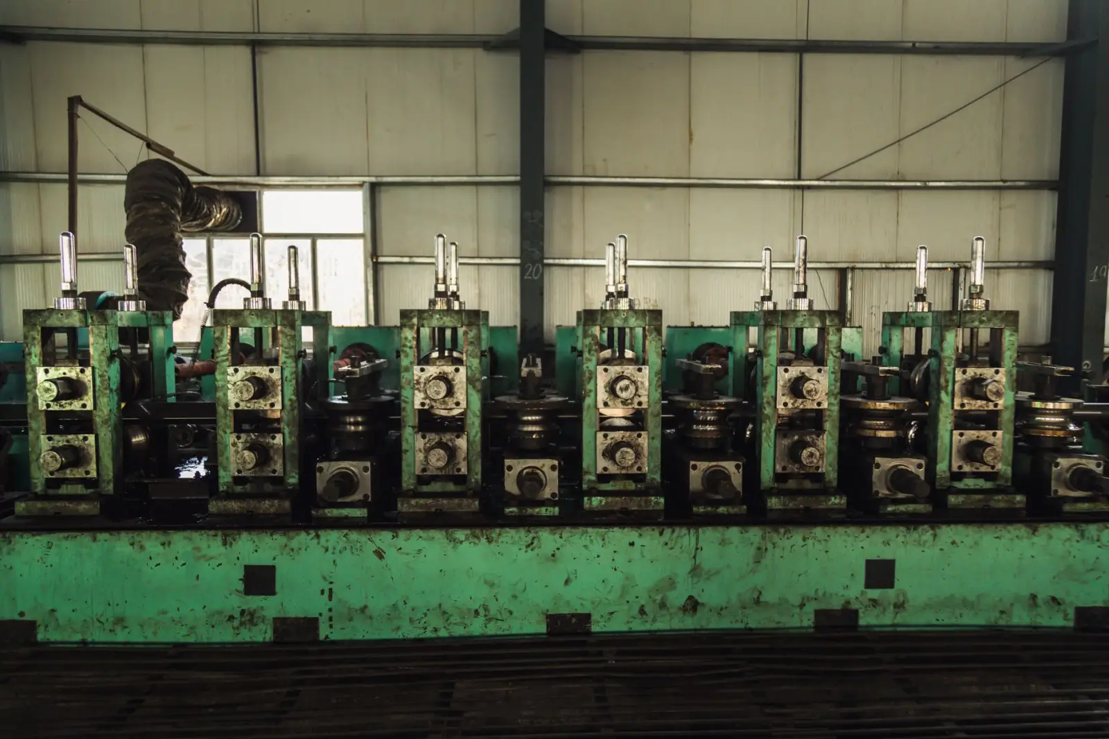 公路铁路工程隔离栅选型要点与华奔电焊网应用案例
